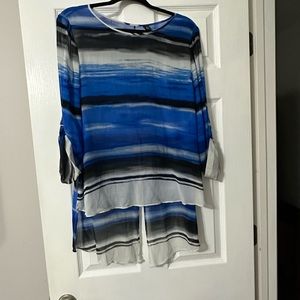 Chicos Top Size 2 black label. Beautiful ombré look to top.